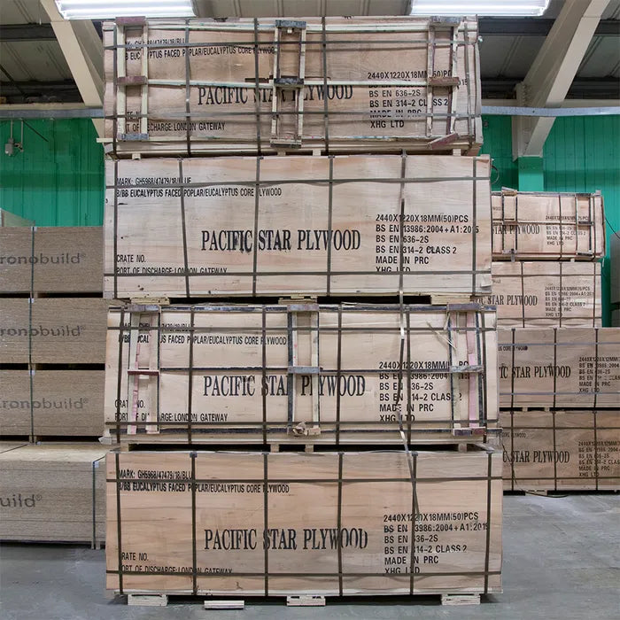 Stacked crates of Hardwood PLYWOOD,WBP plywood for construction projects.